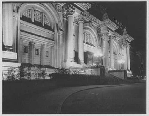 Metropolitan Museum of Art, flood-lighted